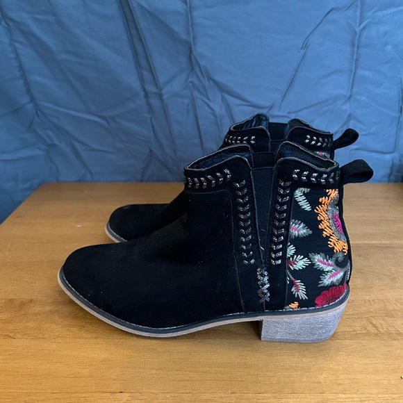 Tiara Chelsea Boots - Picture 6 of 7